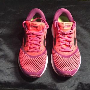brooks revel plum